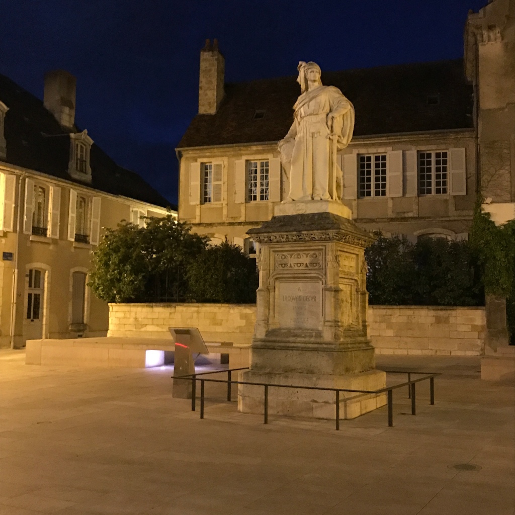 Palais Jacques Coeur - extérieur nuit