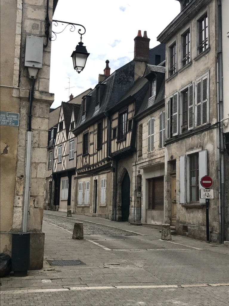 Bourges - extérieur jour