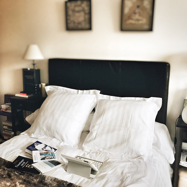 Mon lit, mon deuxième bureau (avec de beaux draps blancs)