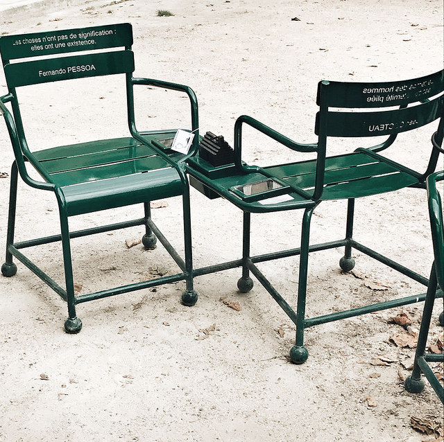 Les chaises poétiques du Palais Royal