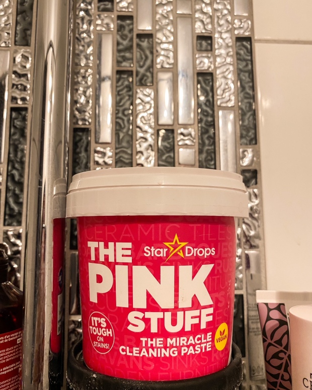 Pot rose "the pink stuff" devant une mosaïque de douche grise