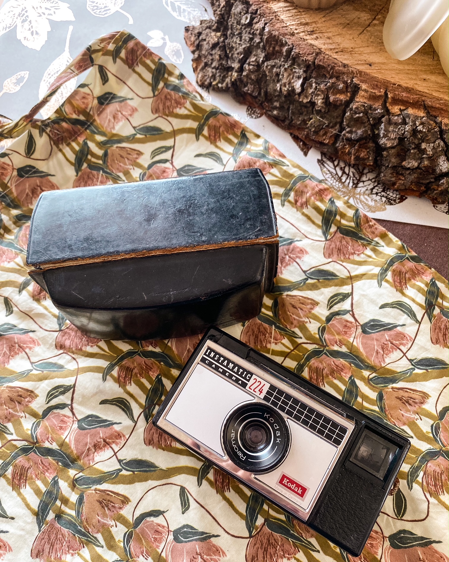 Un vieil appareil photo Kodak Instamatic à côté de son étui